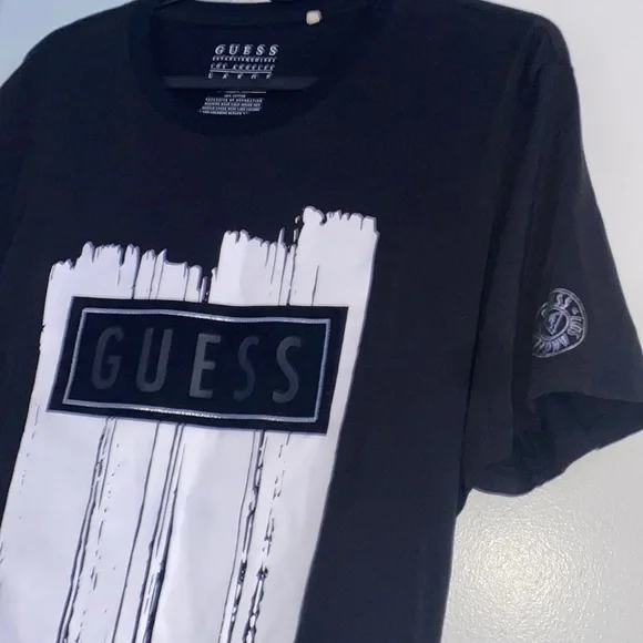 🔥🔥 GUESS Black Short Sleeve Logo Shirt - Picture 2 of 3